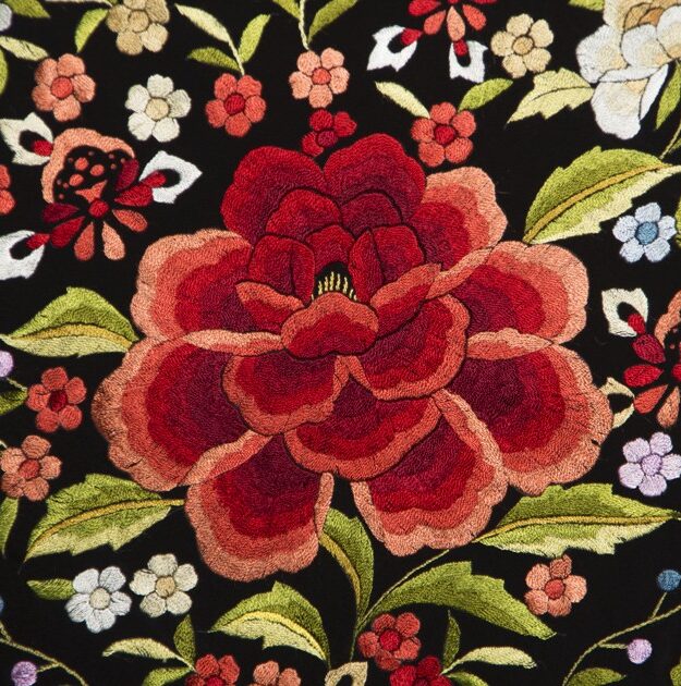 Mantón de Manila bordado a mano de seda natural MD78E - Imagen 2