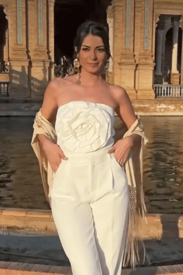 Combinación mantón con vestido con textura