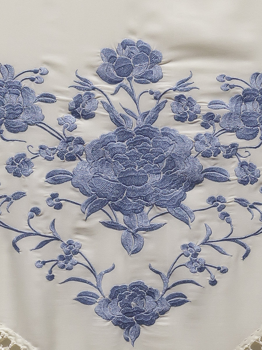 Mantoncillo rosas bordado tono - Imagen 2