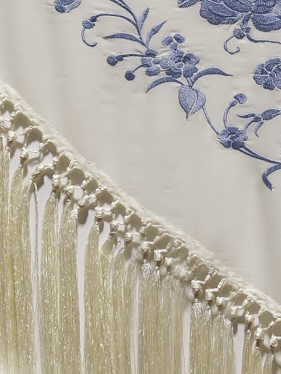 Mantoncillo rosas bordado tono - Imagen 3