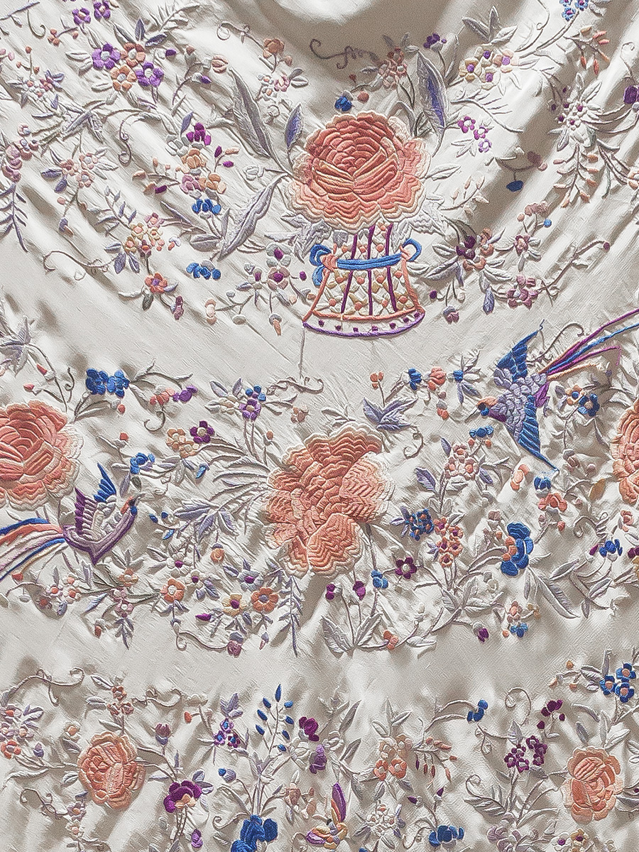 Mantón de Manila antiguo bordado a mano de seda natural M.ANT-1135 - Imagen 2