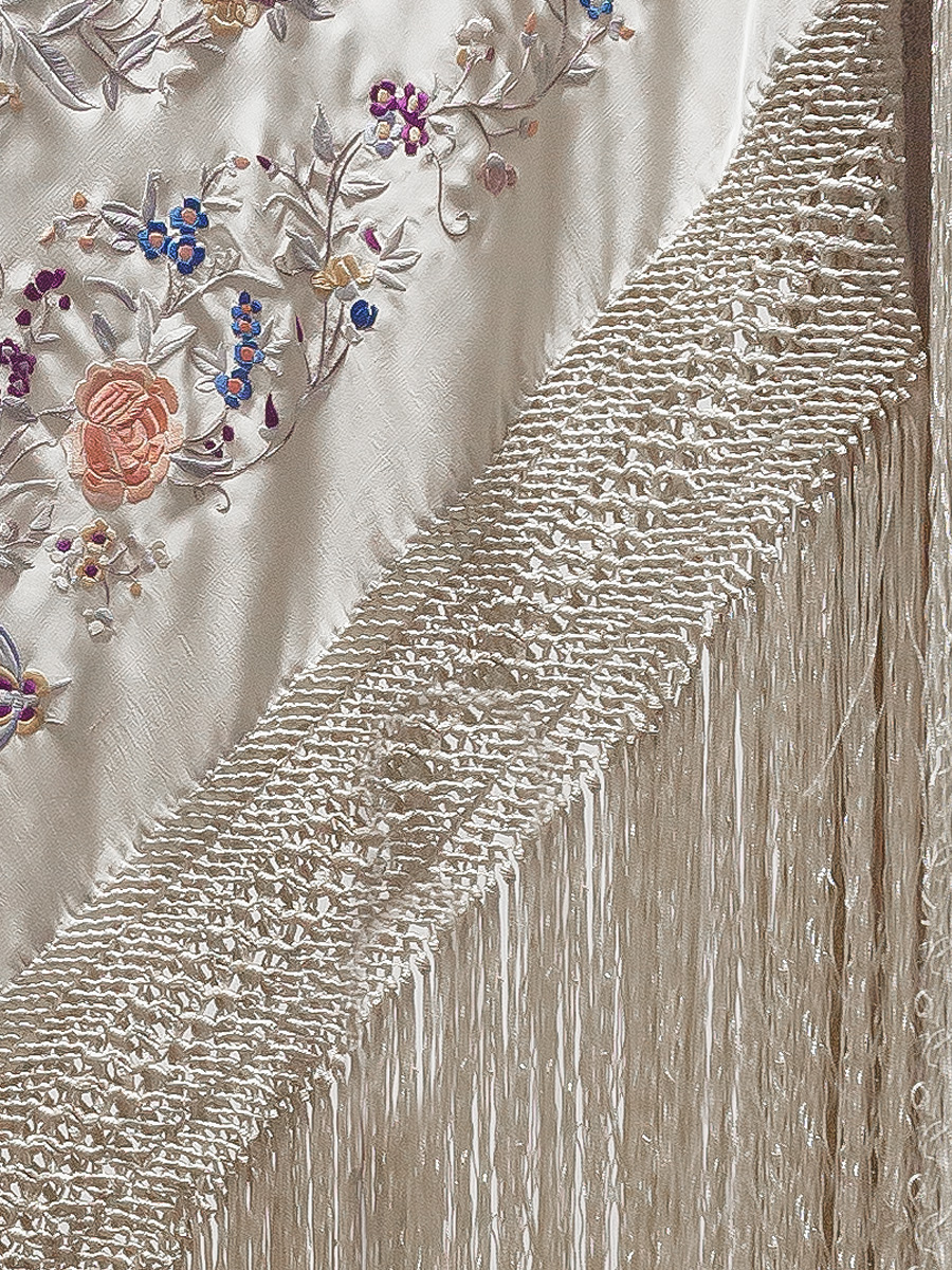 Mantón de Manila antiguo bordado a mano de seda natural M.ANT-1135 - Imagen 3