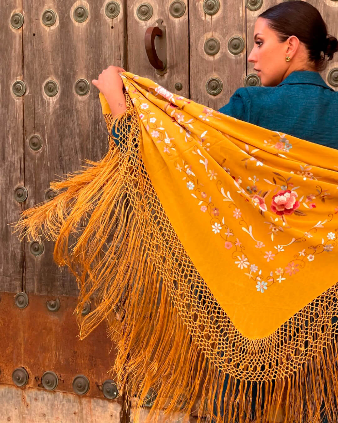 Mantón de Manila amarillo